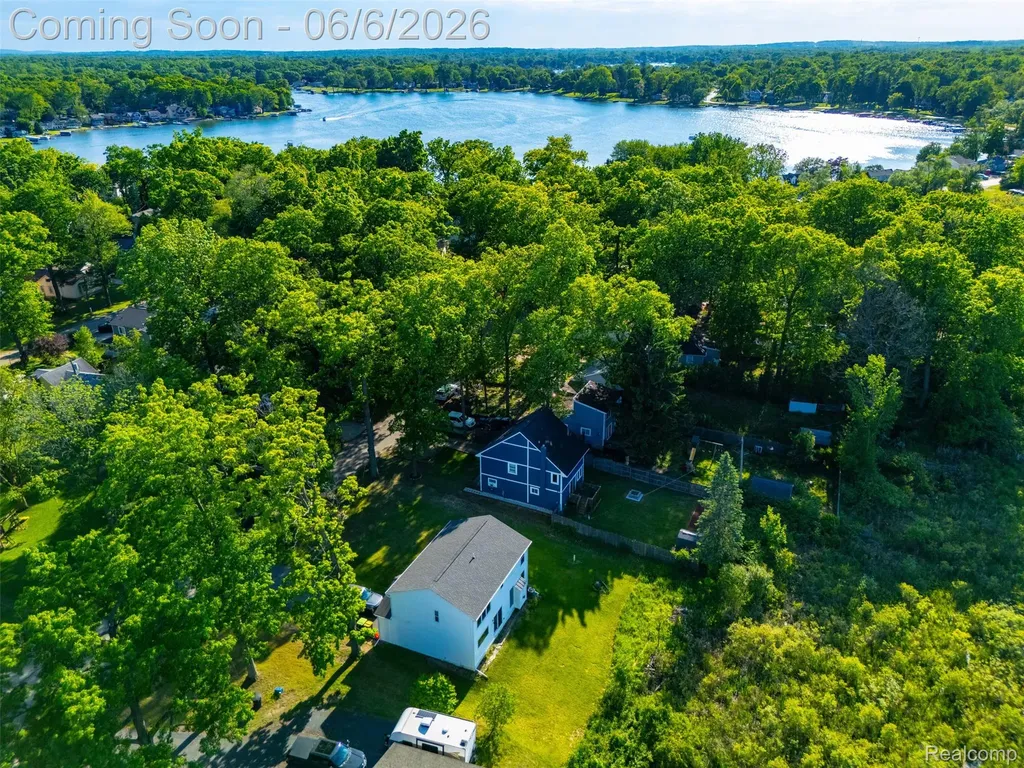 3773 Navarra Avenue White Lake Charter Township MI 48383