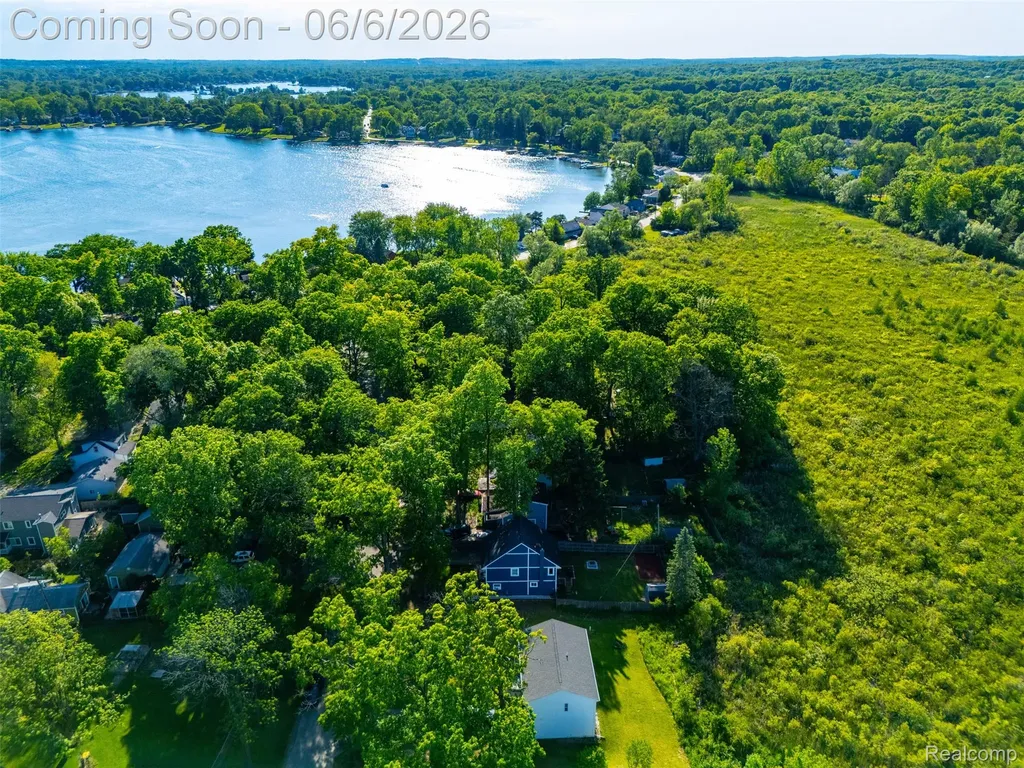 3773 Navarra Avenue White Lake Charter Township MI 48383