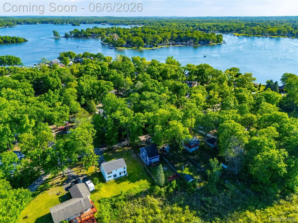 3773 Navarra Avenue White Lake Charter Township MI 48383