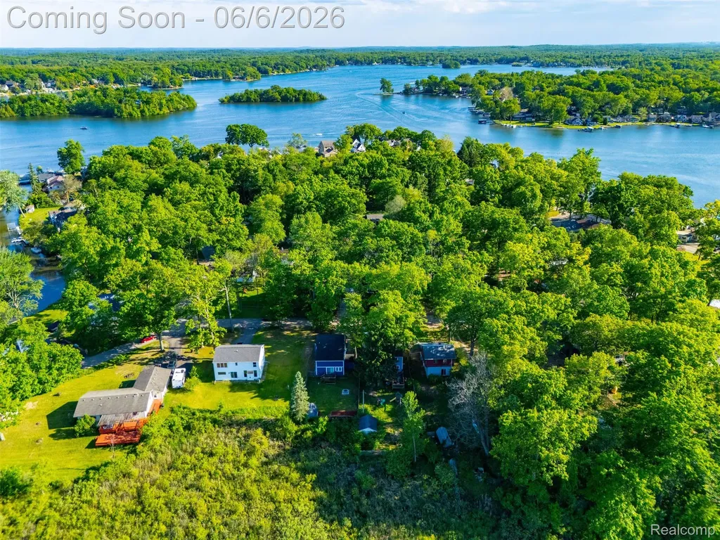 3773 Navarra Avenue White Lake Charter Township MI 48383