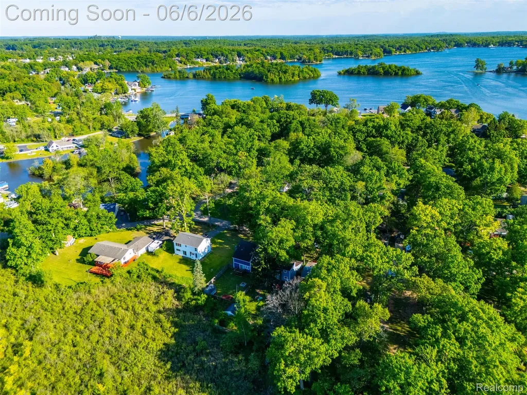 3773 Navarra Avenue White Lake Charter Township MI 48383