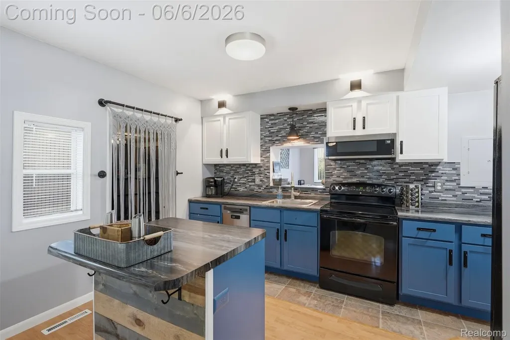 3773 Navarra Avenue White Lake Charter Township MI 48383