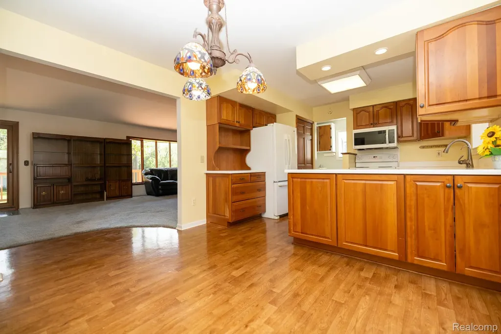 6084 Upper Straits Boulevard West Bloomfield Charter Township MI 48324