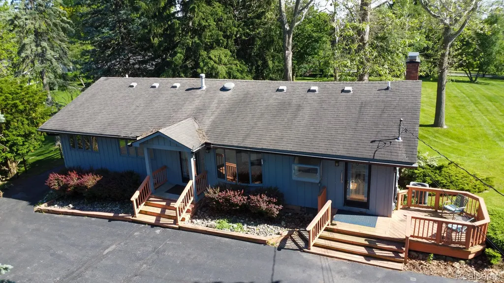 6084 Upper Straits Boulevard West Bloomfield Charter Township MI 48324