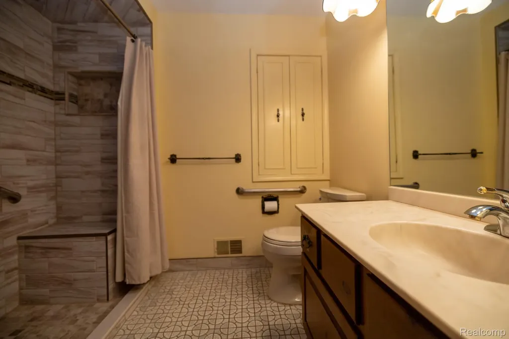 6084 Upper Straits Boulevard West Bloomfield Charter Township MI 48324