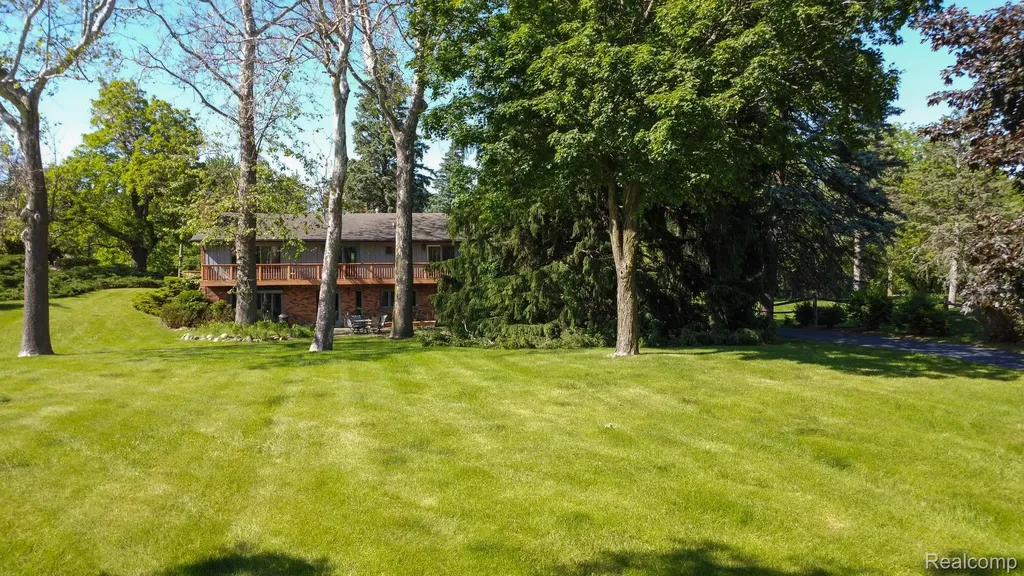 6084 Upper Straits Boulevard West Bloomfield Charter Township MI 48324