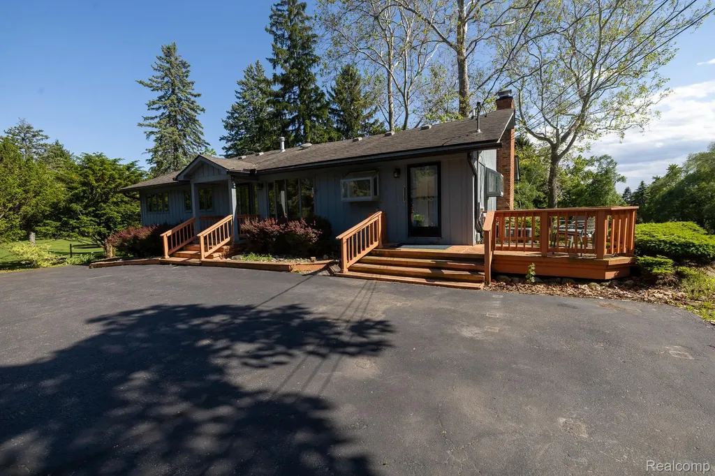 6084 Upper Straits Boulevard West Bloomfield Charter Township MI 48324