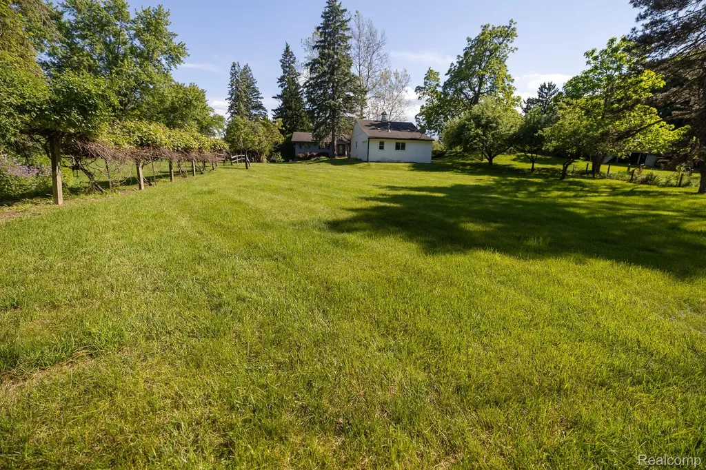 6084 Upper Straits Boulevard West Bloomfield Charter Township MI 48324