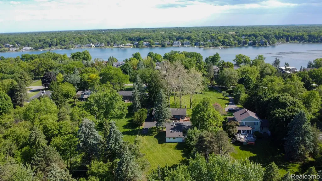 6084 Upper Straits Boulevard West Bloomfield Charter Township MI 48324