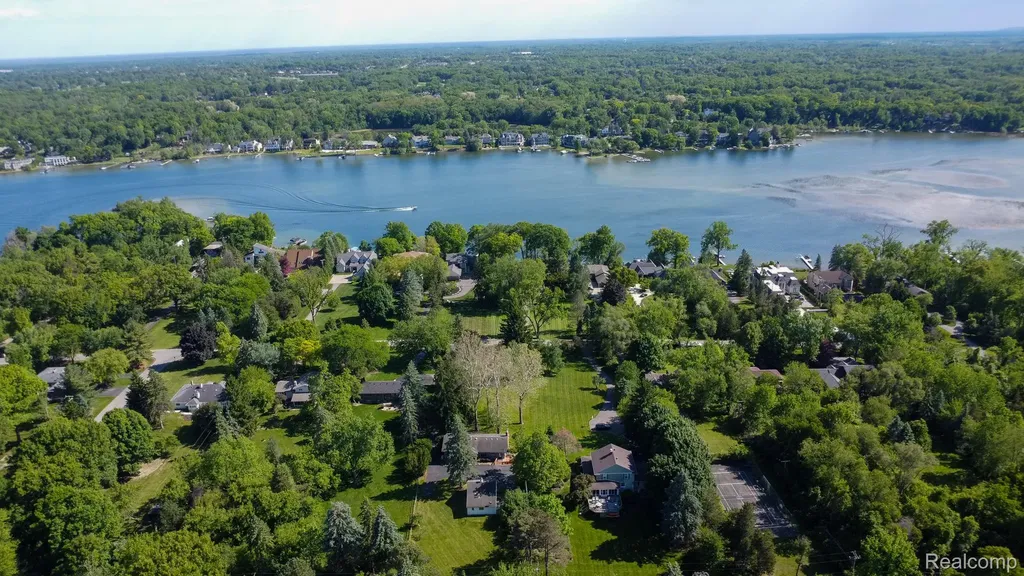 6084 Upper Straits Boulevard West Bloomfield Charter Township MI 48324