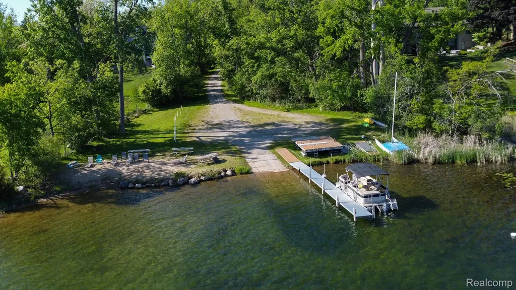 6084 Upper Straits Boulevard West Bloomfield Charter Township MI 48324