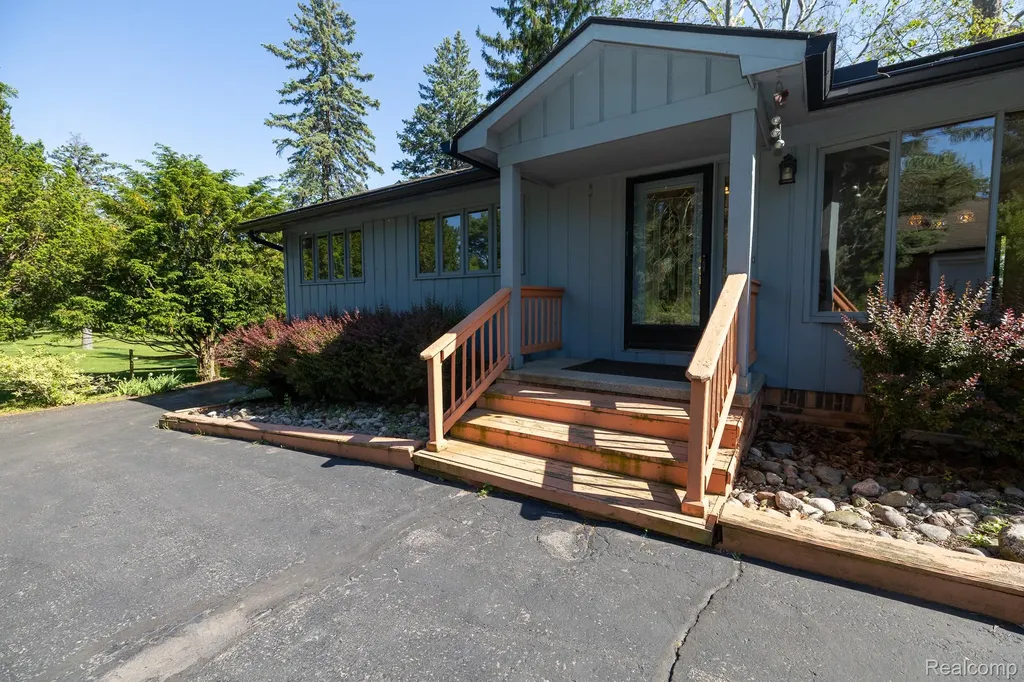 6084 Upper Straits Boulevard West Bloomfield Charter Township MI 48324