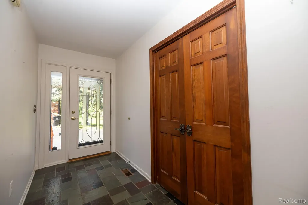 6084 Upper Straits Boulevard West Bloomfield Charter Township MI 48324