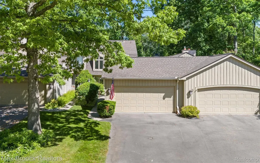 1135 Ivyglen Circle Bloomfield Charter Township MI 48304