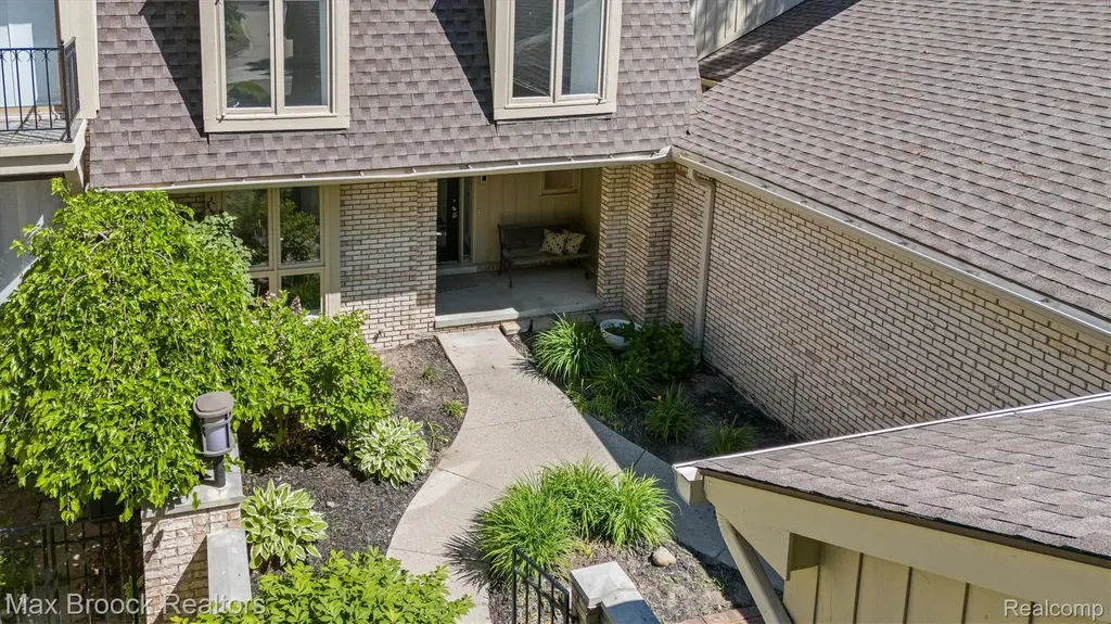 1135 Ivyglen Circle Bloomfield Charter Township MI 48304