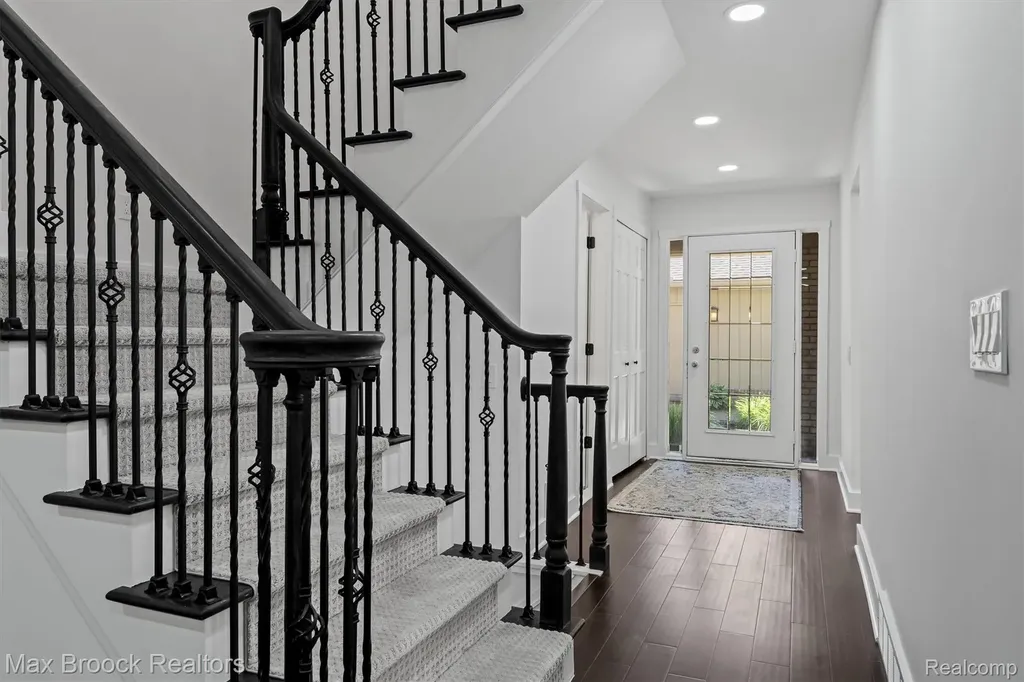 1135 Ivyglen Circle Bloomfield Charter Township MI 48304