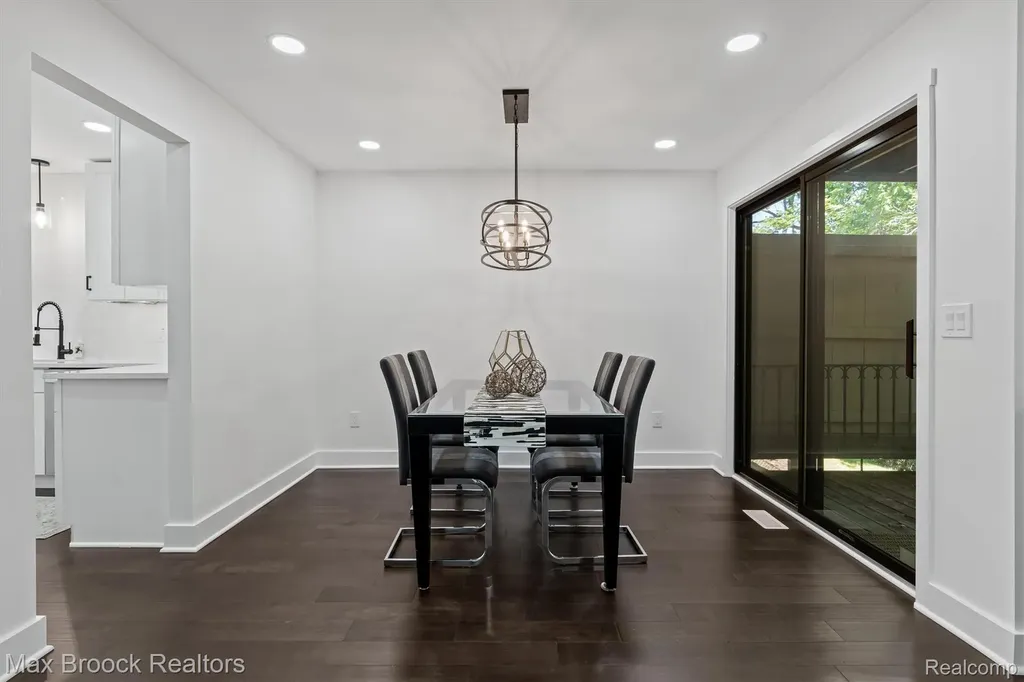 1135 Ivyglen Circle Bloomfield Charter Township MI 48304