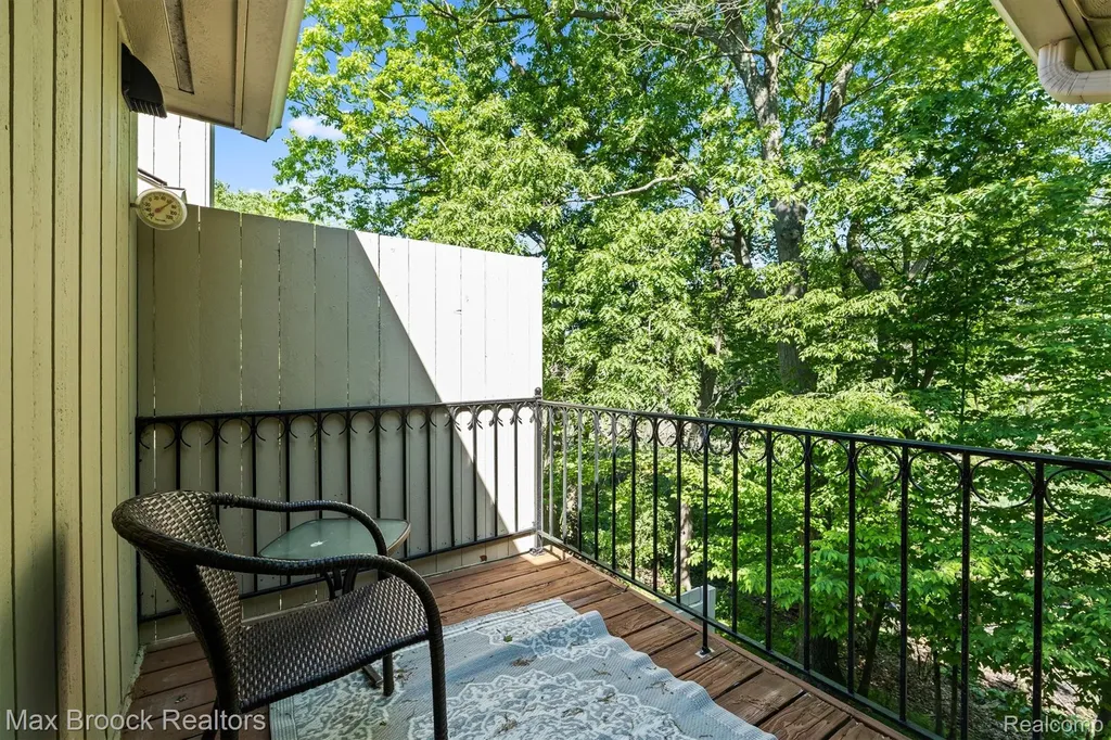 1135 Ivyglen Circle Bloomfield Charter Township MI 48304