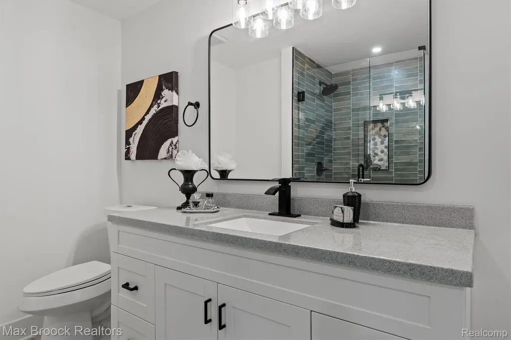 1135 Ivyglen Circle Bloomfield Charter Township MI 48304