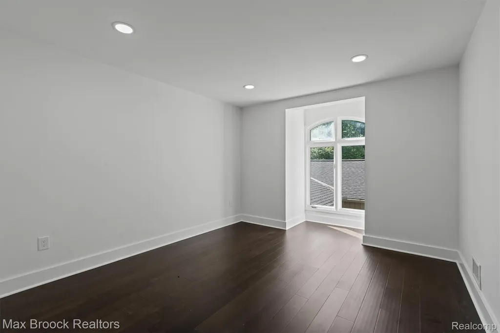1135 Ivyglen Circle Bloomfield Charter Township MI 48304