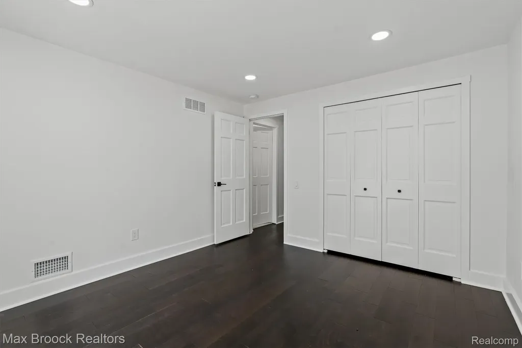 1135 Ivyglen Circle Bloomfield Charter Township MI 48304