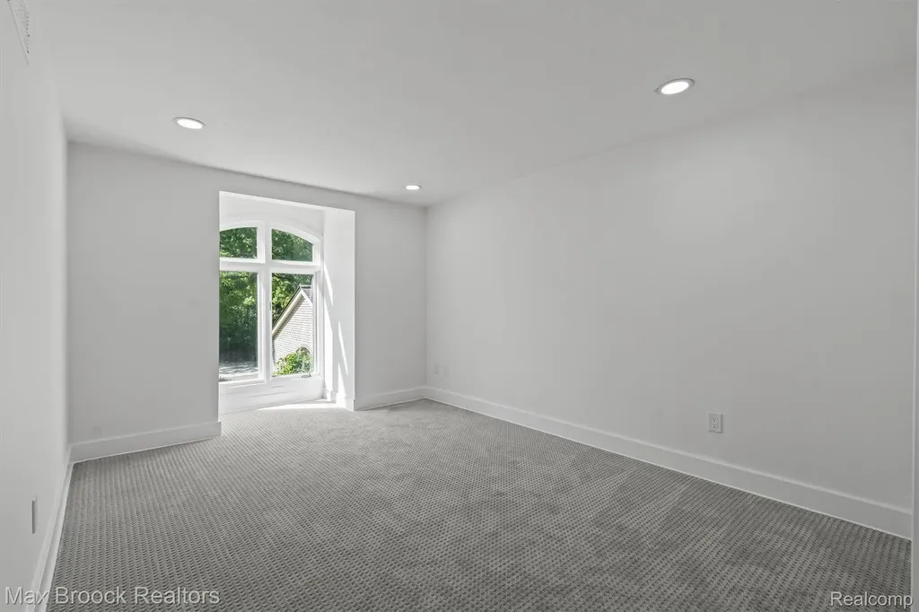 1135 Ivyglen Circle Bloomfield Charter Township MI 48304