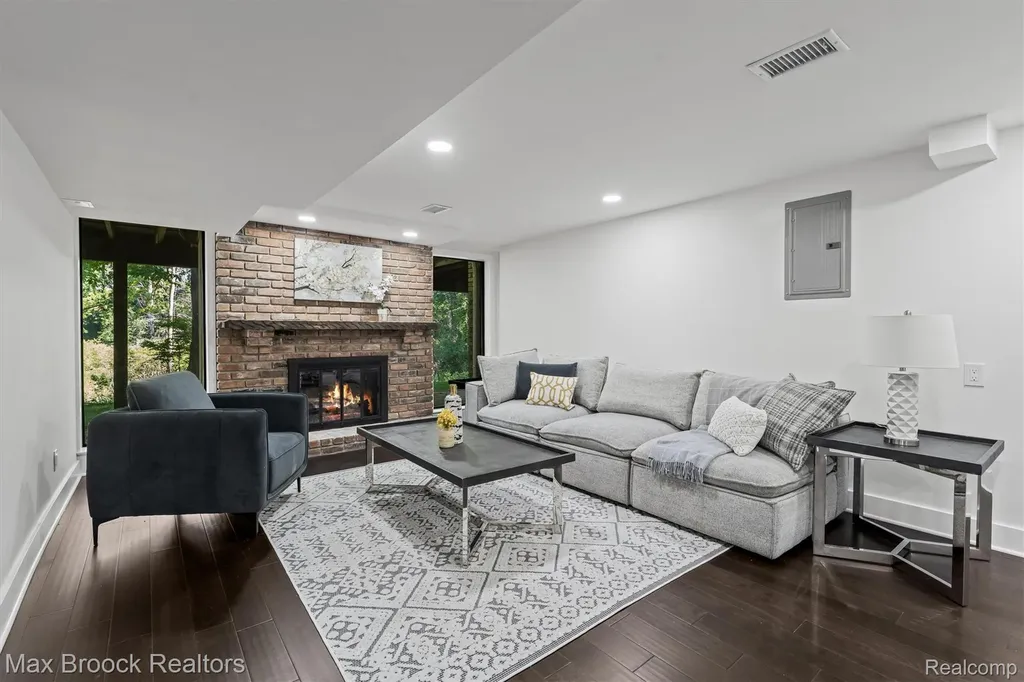 1135 Ivyglen Circle Bloomfield Charter Township MI 48304