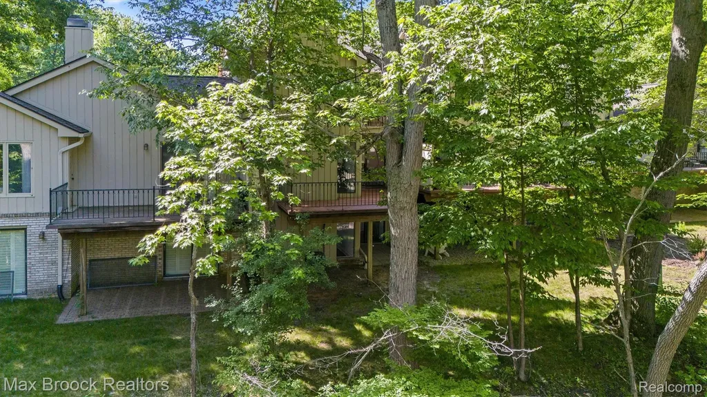1135 Ivyglen Circle Bloomfield Charter Township MI 48304