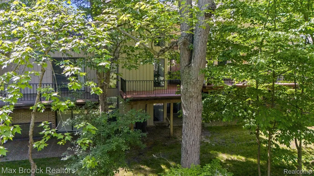 1135 Ivyglen Circle Bloomfield Charter Township MI 48304