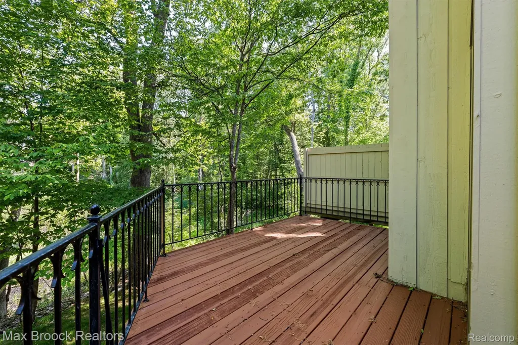 1135 Ivyglen Circle Bloomfield Charter Township MI 48304
