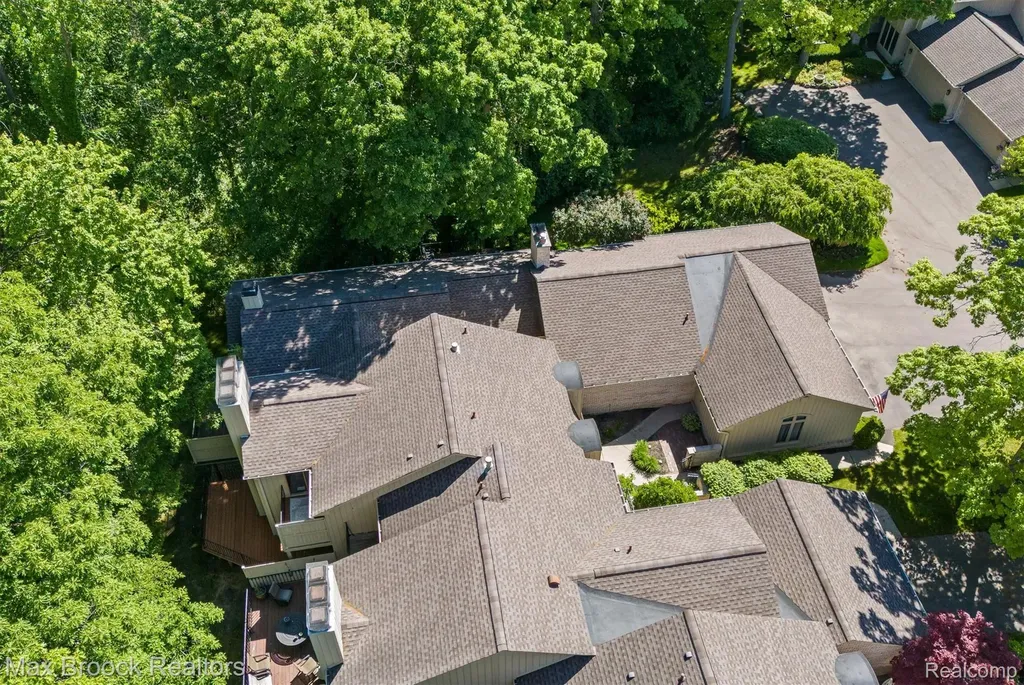 1135 Ivyglen Circle Bloomfield Charter Township MI 48304