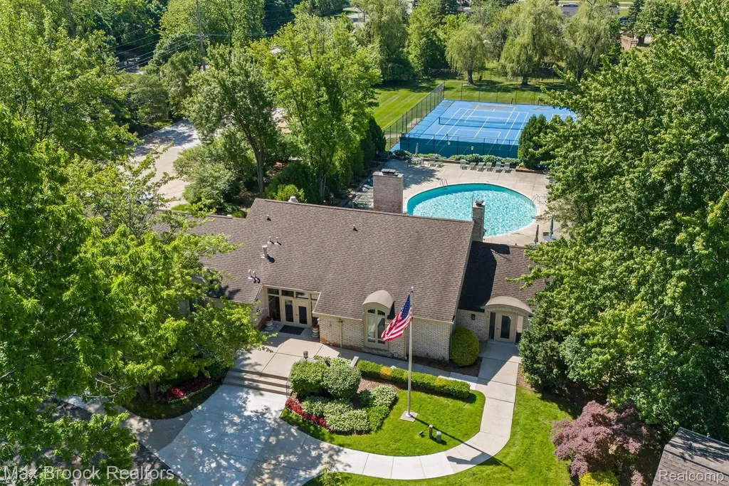1135 Ivyglen Circle Bloomfield Charter Township MI 48304