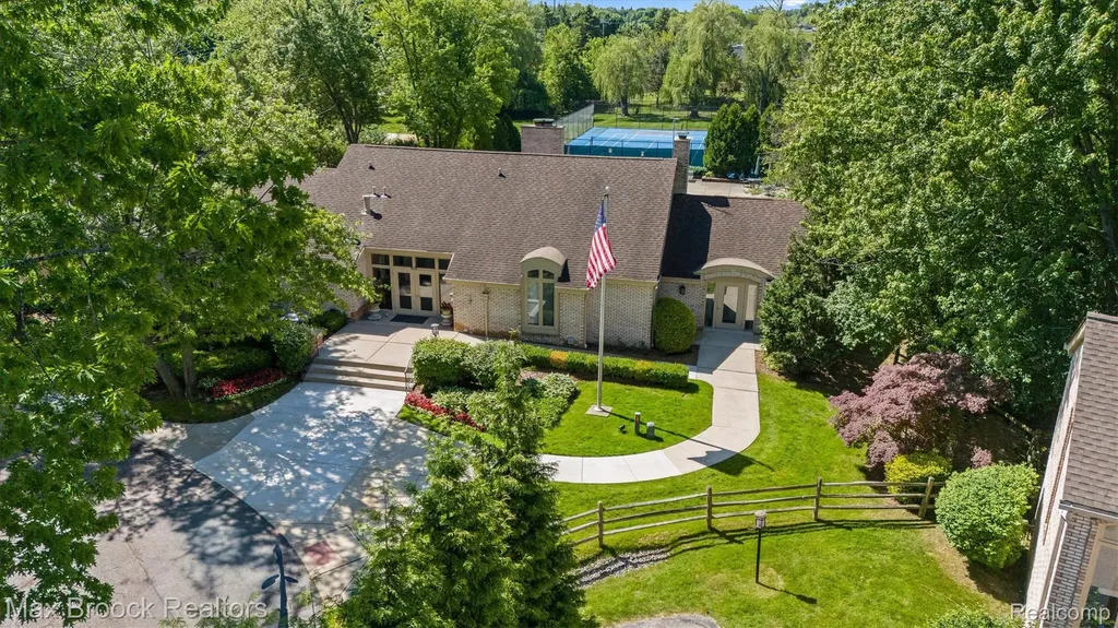 1135 Ivyglen Circle Bloomfield Charter Township MI 48304