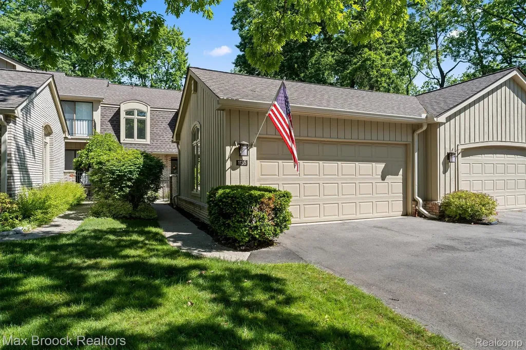 1135 Ivyglen Circle Bloomfield Charter Township MI 48304