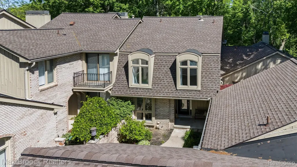 1135 Ivyglen Circle Bloomfield Charter Township MI 48304