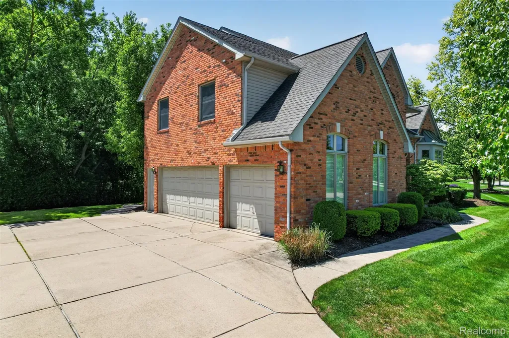1297 Almond Drive Troy City MI 48098