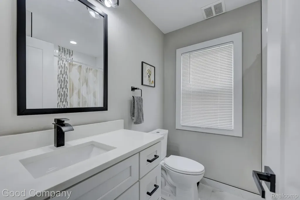 3269 Royal Avenue Berkley City MI 48072