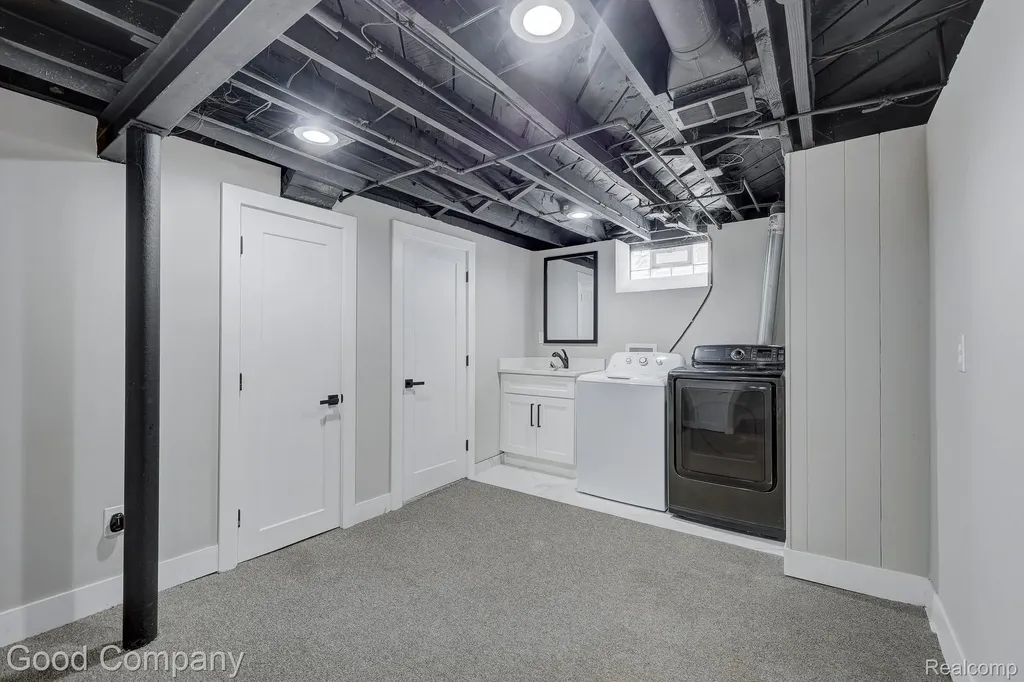 3269 Royal Avenue Berkley City MI 48072