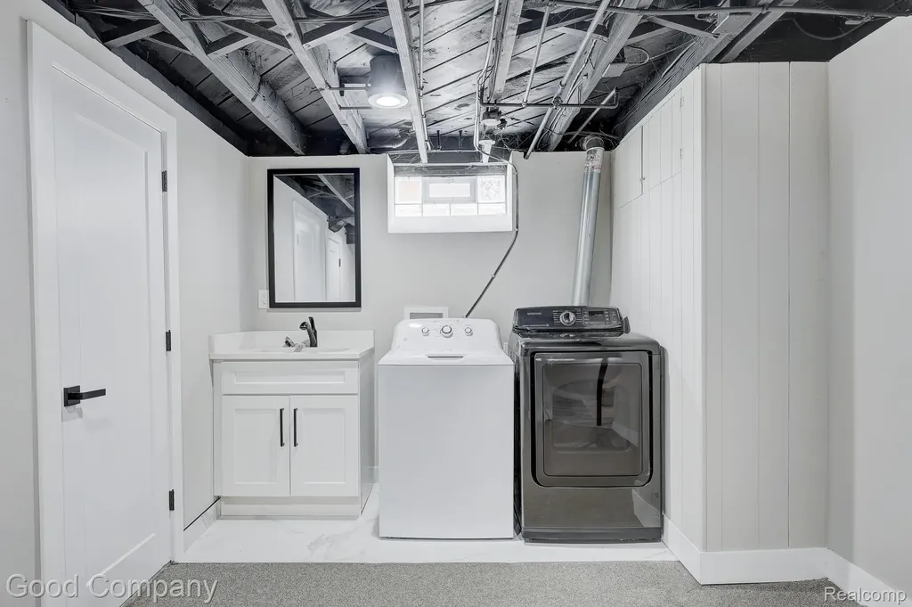 3269 Royal Avenue Berkley City MI 48072