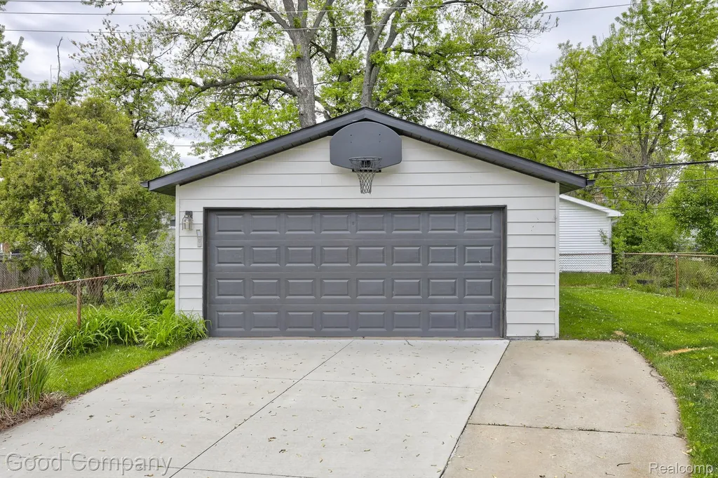 3269 Royal Avenue Berkley City MI 48072