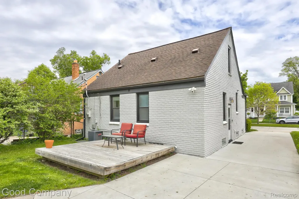 3269 Royal Avenue Berkley City MI 48072