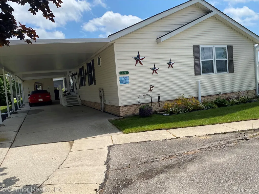 575 Blue Lake Court Kimball Township MI 48074