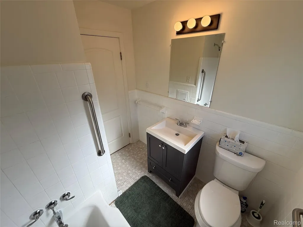 2203 White Avenue Lincoln Park City MI 48146