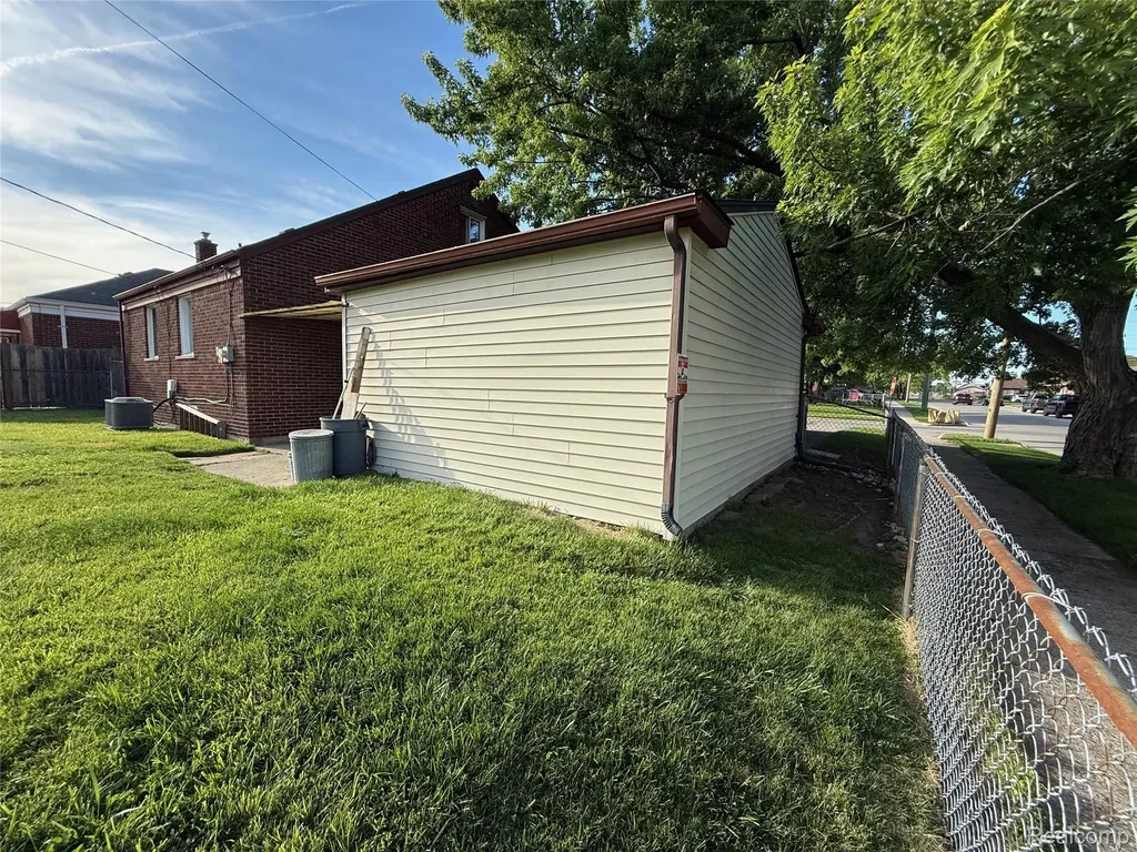 2203 White Avenue Lincoln Park City MI 48146