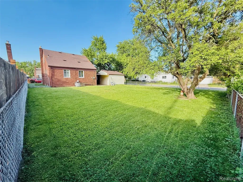 2203 White Avenue Lincoln Park City MI 48146