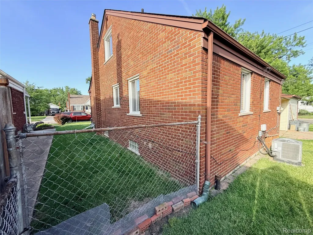 2203 White Avenue Lincoln Park City MI 48146