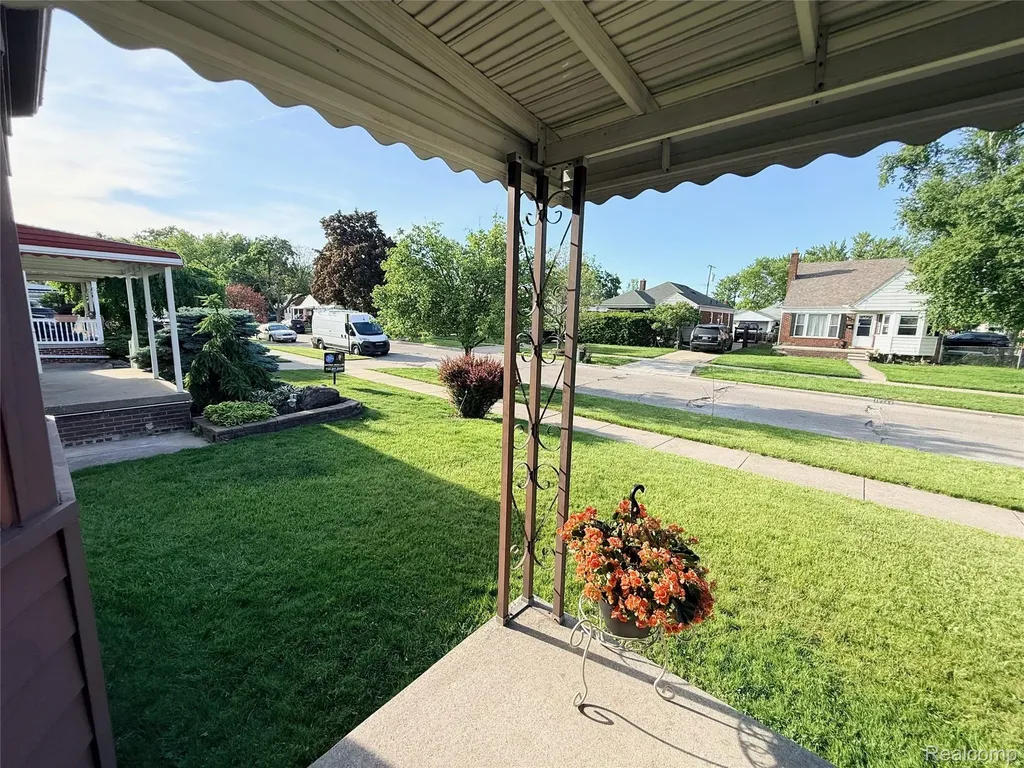 2203 White Avenue Lincoln Park City MI 48146