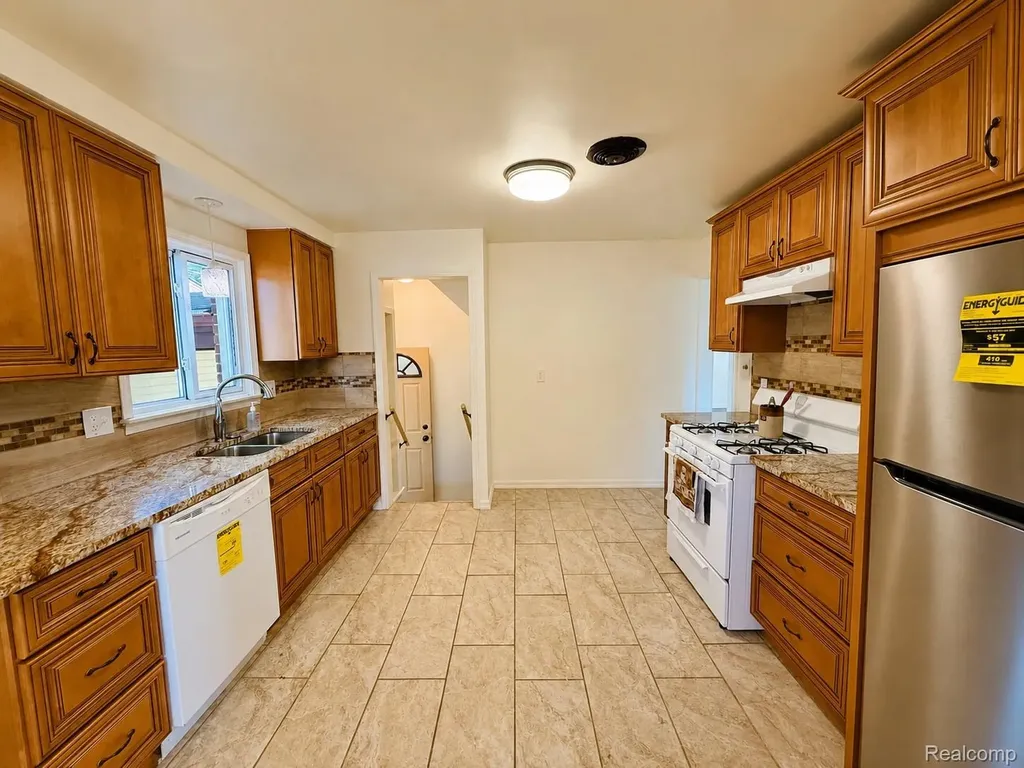 2203 White Avenue Lincoln Park City MI 48146