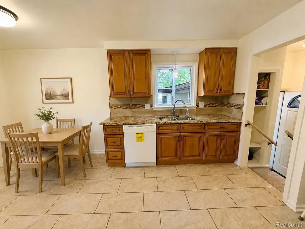 2203 White Avenue Lincoln Park City MI 48146