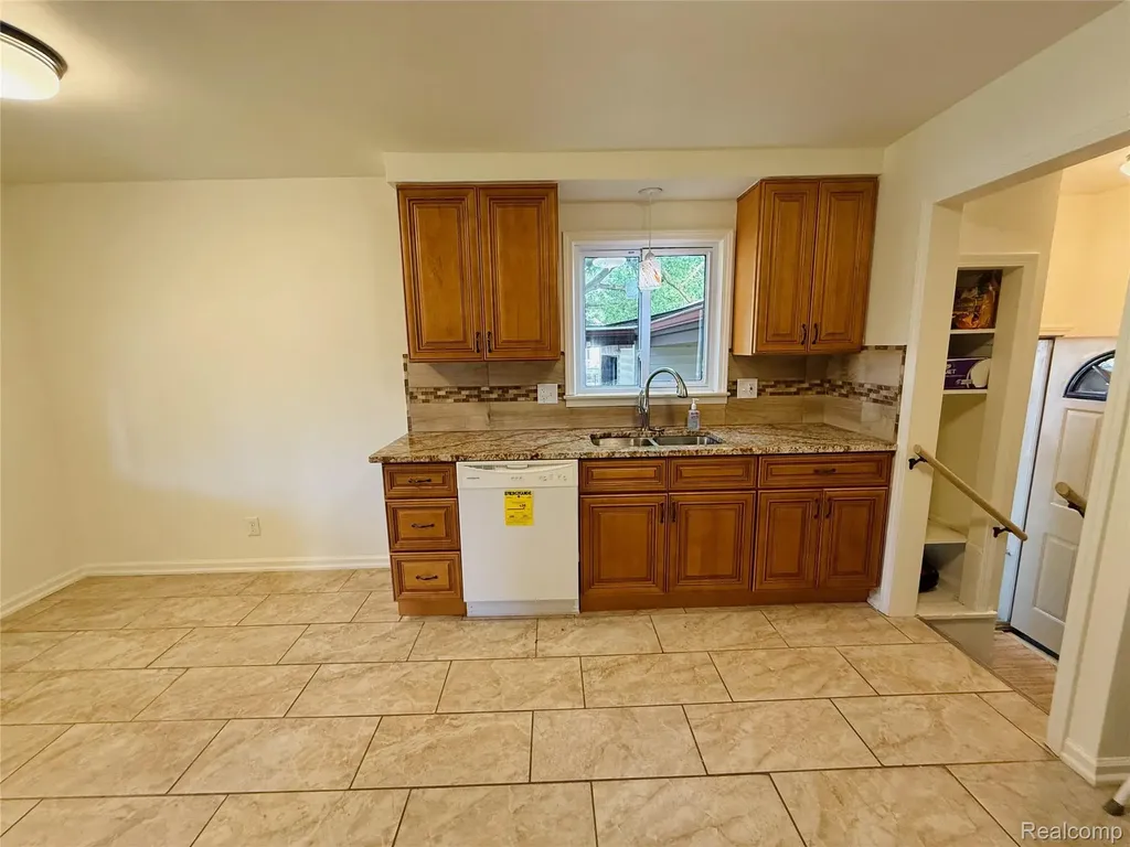 2203 White Avenue Lincoln Park City MI 48146